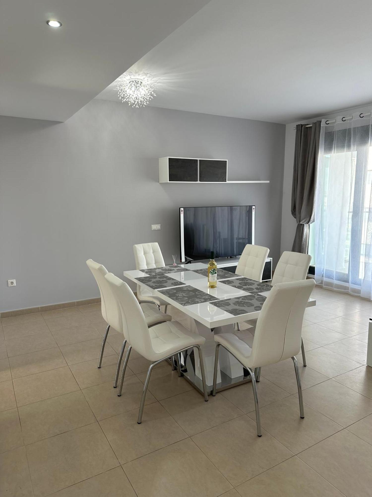 Luxurious, Newly-Renovated Large 2-Bedroom Condo By The Beach Бенидорм Экстерьер фото