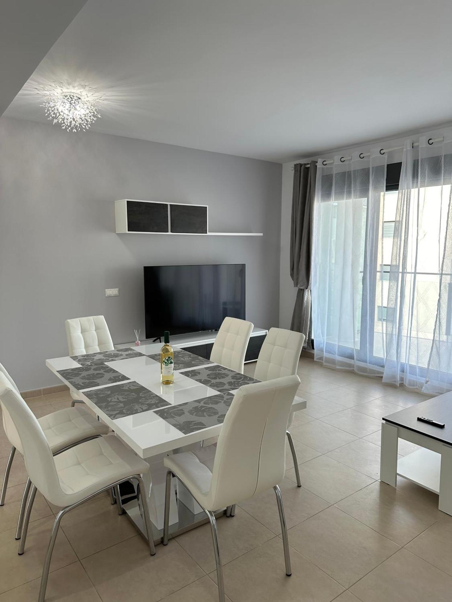 Luxurious, Newly-Renovated Large 2-Bedroom Condo By The Beach Бенидорм Экстерьер фото